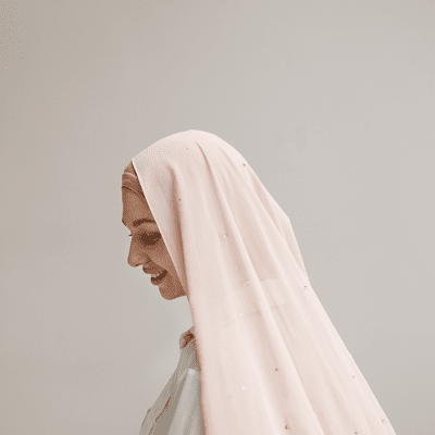 أوشحة وأكسسوارات منسوجة يدوياً